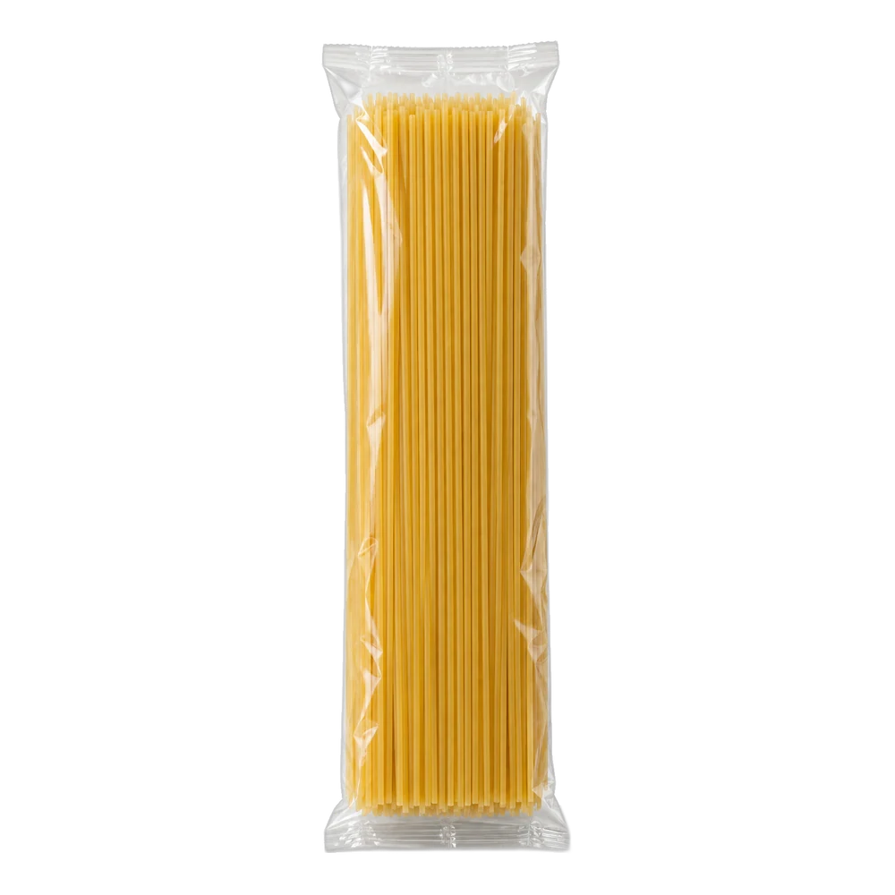 Sachet plastique transparent sans marque, format détail, rempli de spaghetti secs, sur fond uni.